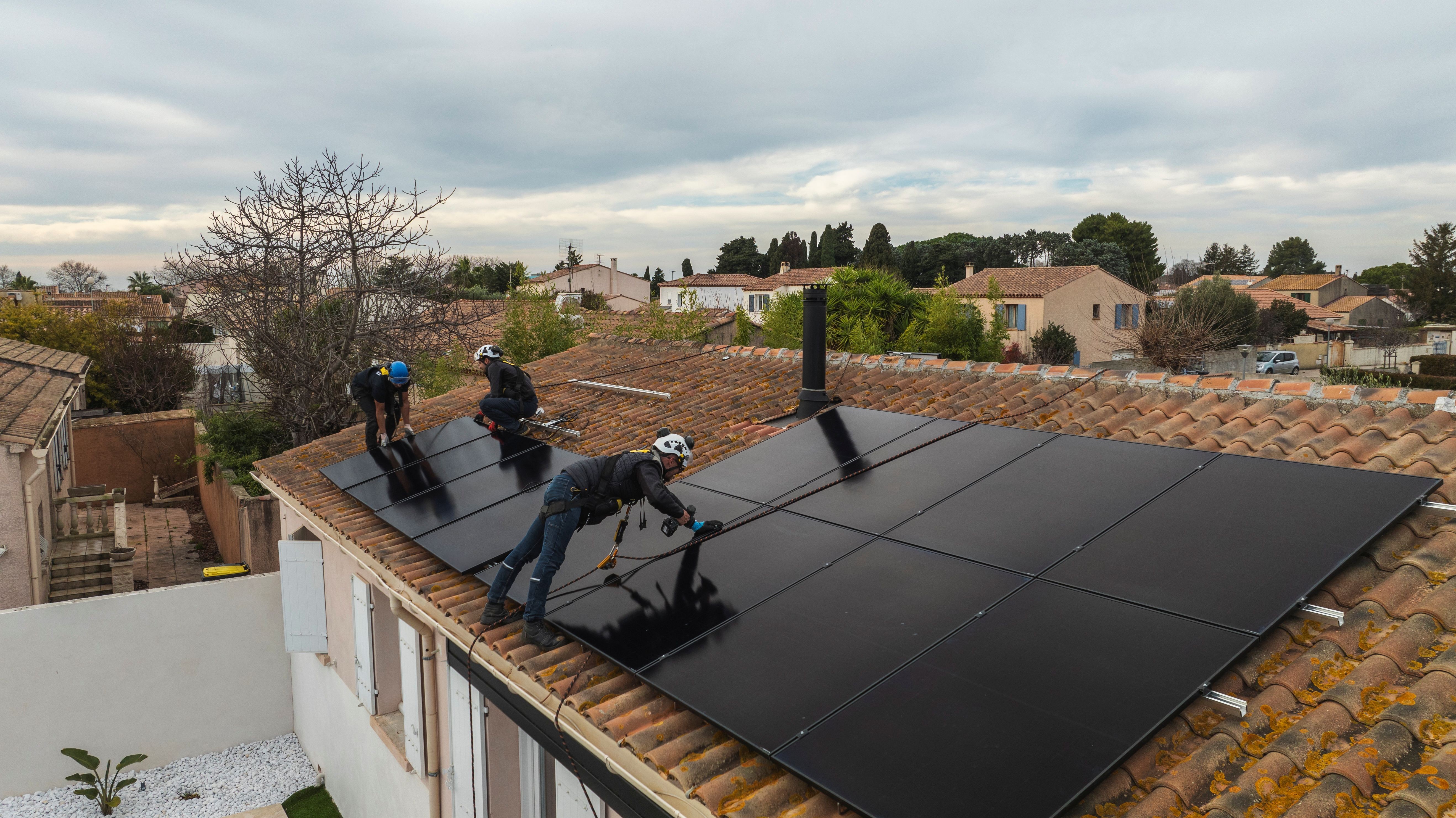 Panneaux full black et techniciens en sécurité