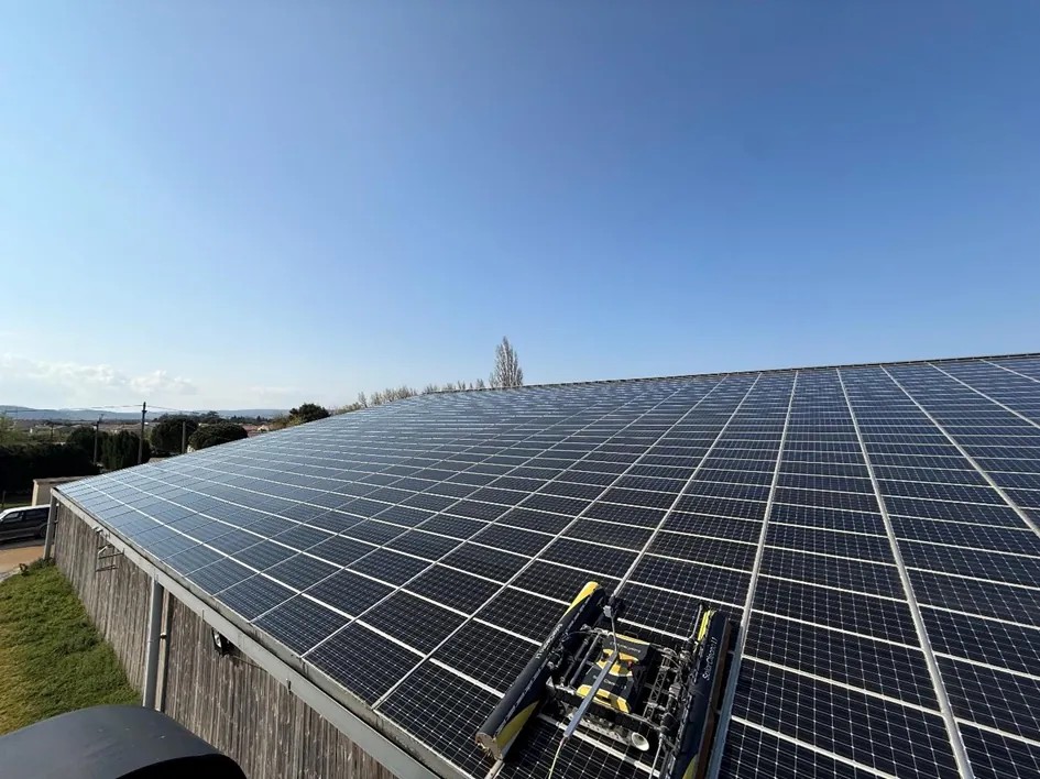 Netoyage d'une toiture photovoltaïque dans le Var