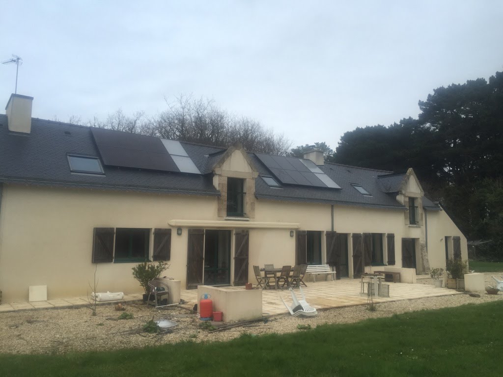 Sarzeau (56) 3 kWc Aérovoltaïque - 12 R-Volt (250 Wc) 4 R-Sun (900W Th) Systovi