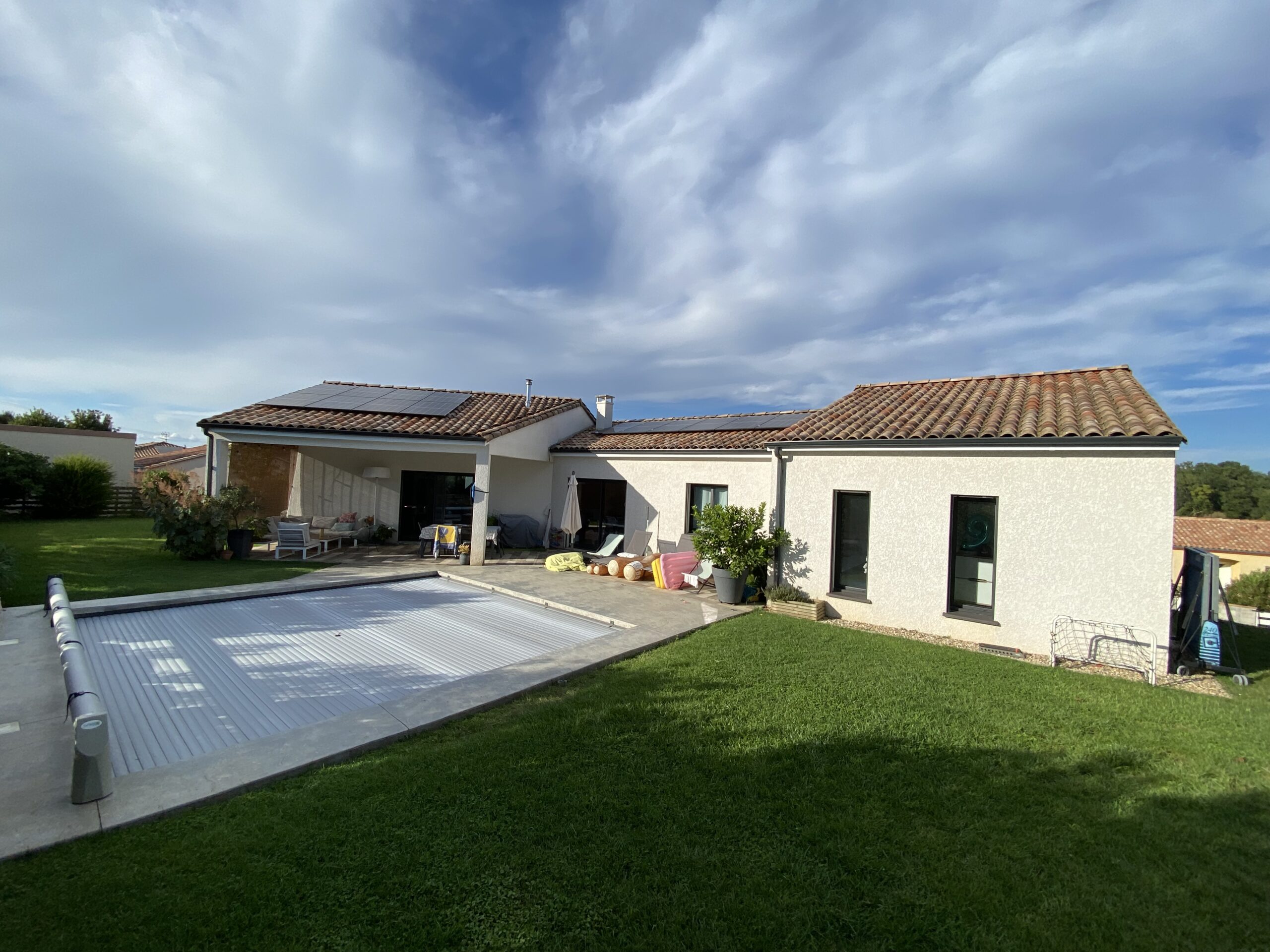 Installation de 14 panneaux solaires réalisée à proximité d’ALBI dans le TARN. Elle permettra à notre client de réaliser une économie de 1373 € par an sur sa facture d’électricité