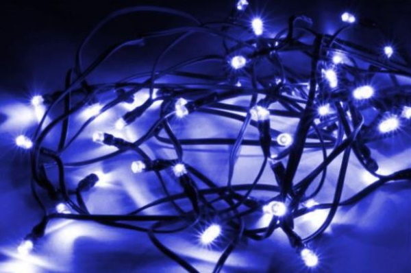 Guirlandes LED solaires : créer une déco de Noël extérieure lumineuse à  moindre coût - EcoInfos